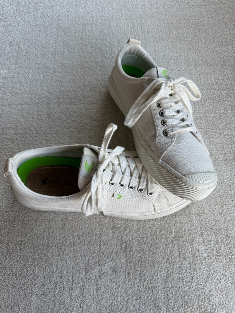 Cariuma White Canvas Low-Top Sneakers with Green Insole Men 10 Women 11.5